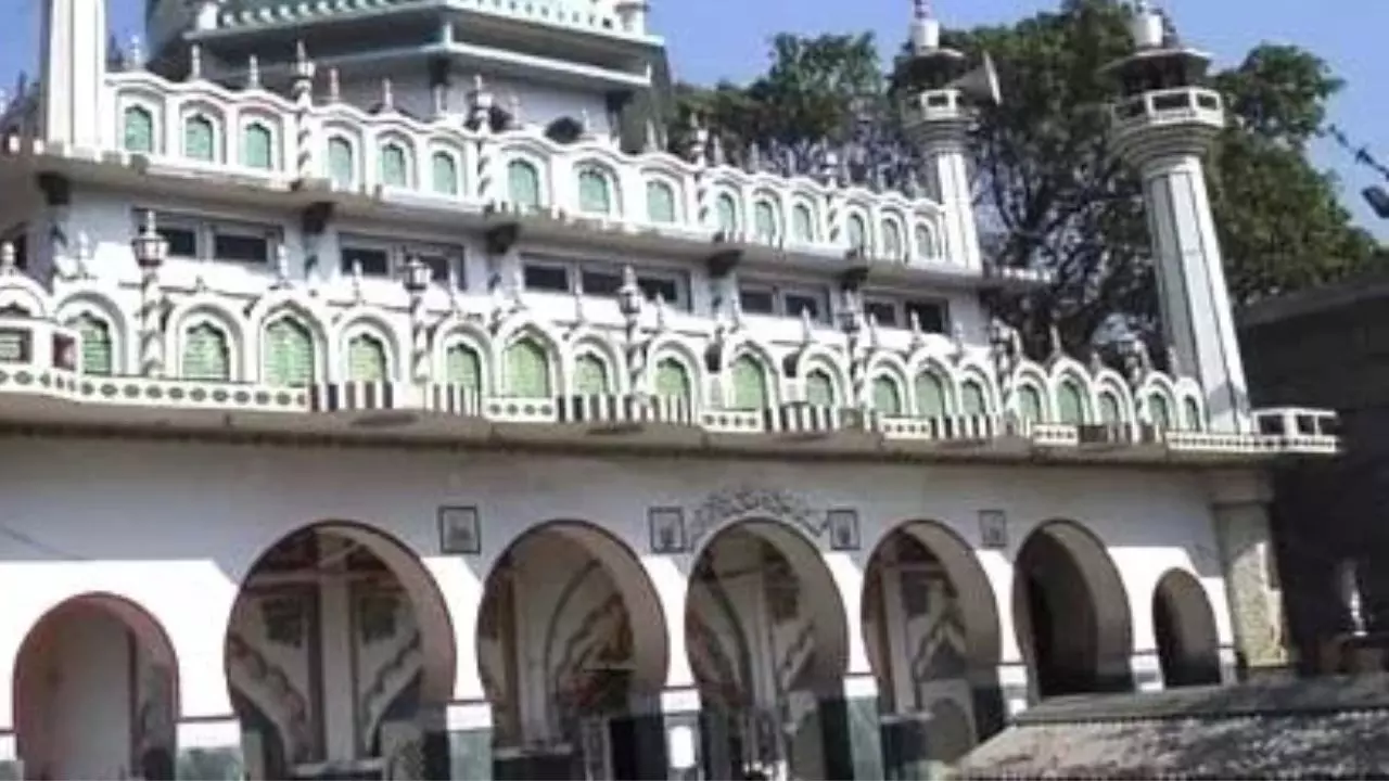 UP: युवक पर आया जिन्न! तोड़ने लगा मजार की दीवार, फिर जो हुआ