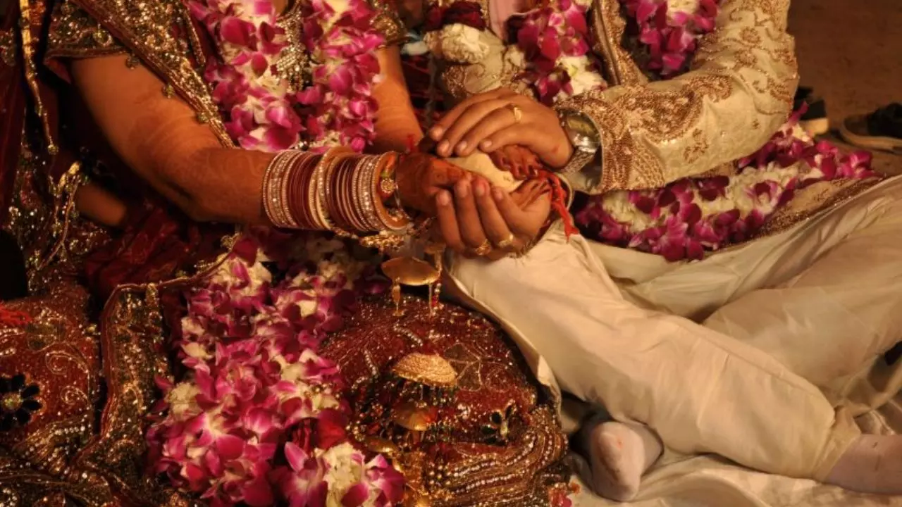पहले मंदिर में शादी, फिर कोर्ट मैरेज, सार्टिफिकेट लेकर निकले ही थे कि....
