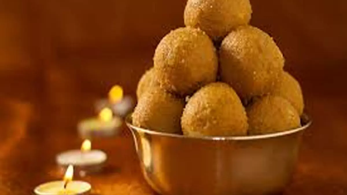 एकदम गोल और स्वादिष्ट बनेंगे बेसन के लड्डू, बस इन बातों का रखें ध्यान