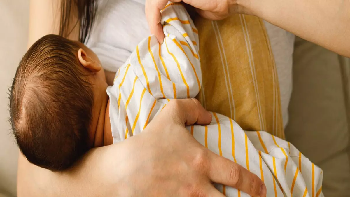 शिशु को पहले 6 महीने सिर्फ स्तनपान, मां के लिए भी है जरूरी