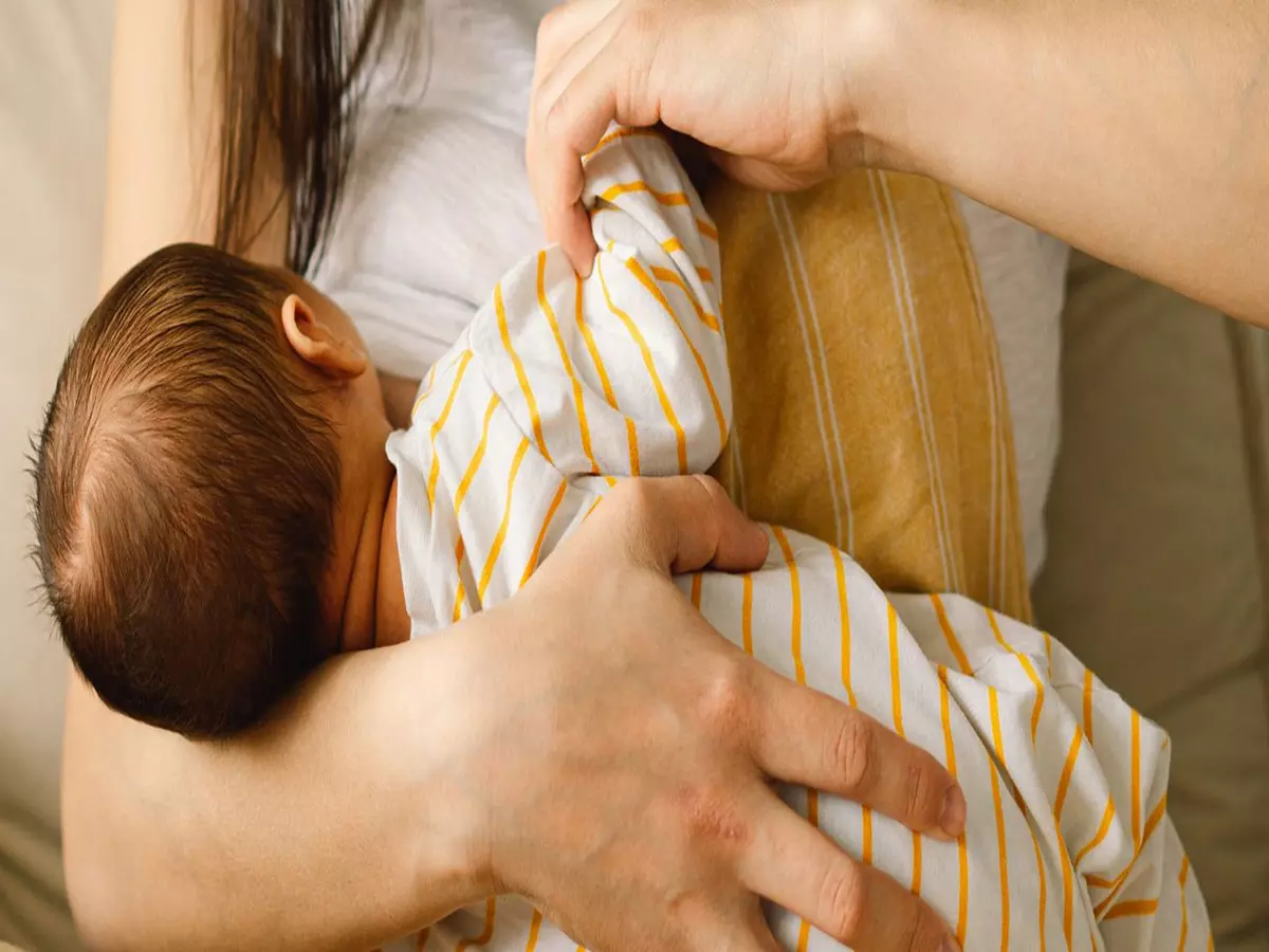 शिशु को पहले 6 महीने सिर्फ स्तनपान, मां के लिए भी है जरूरी
