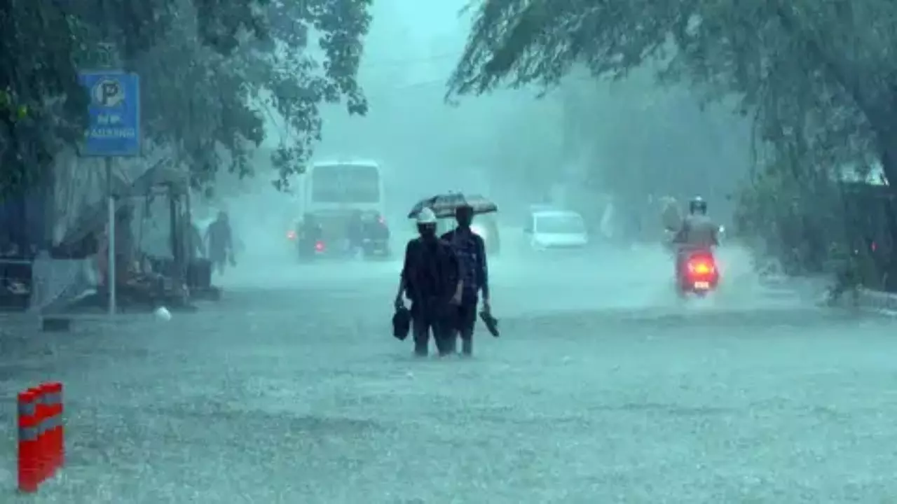 Weather Update: दिल्ली-एनसीआर में बारिश से मौसम हुआ सुहावना, पढ़िए अन्य राज्यों को लेकर IMD का अलर्ट