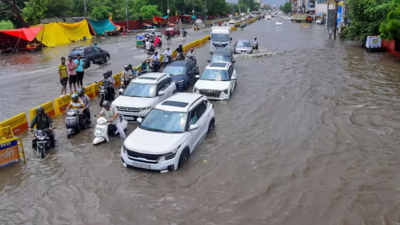Jaipur News: जयपुर में सड़कें बनीं समंदर, भारी बारिश से बाढ़ जैसे हालात