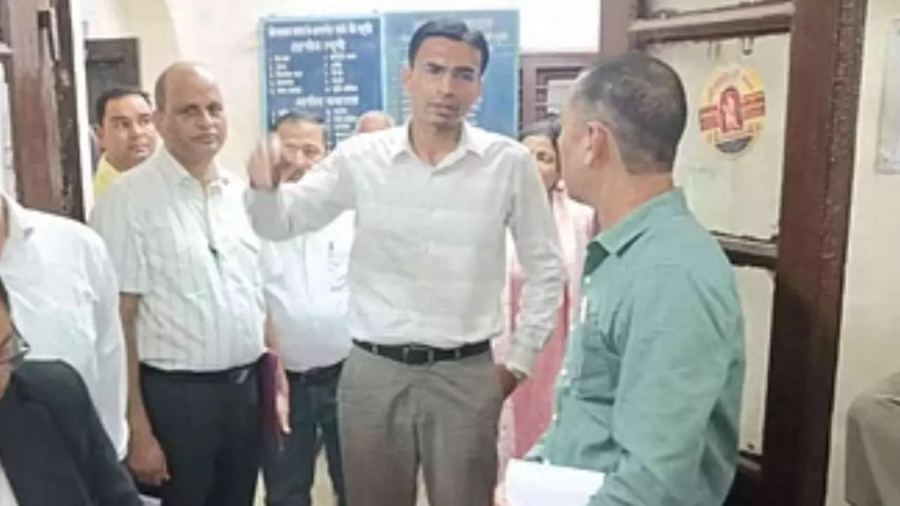मरीजों की लाइन में लगे DM, पर्चा बनवाया; अस्पताल में खामी मिली तो...