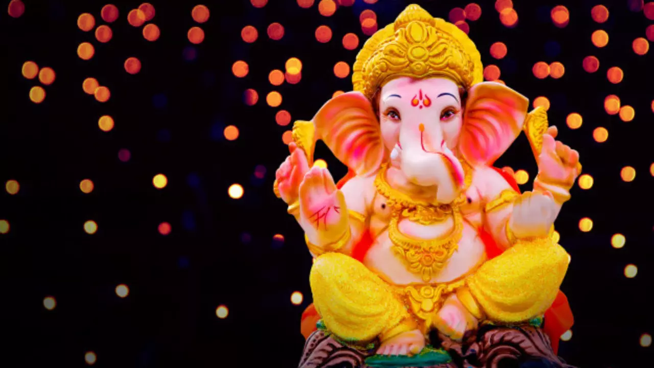 Ganesh Chaturthi Wishes & Quotes 2024: गणपति बप्पा मोरेया के अलावा, इन मैसेज को भेजकर अपनों को दें इस त्योहार की शुभकामनाएं Ganesh Chaturthi Wishes & Quotes 2024: गणपति बप्पा मोरेया के अलावा, इन मैसेज को भेजकर अपनों को दें इस त्योहार की शुभकामनाएं