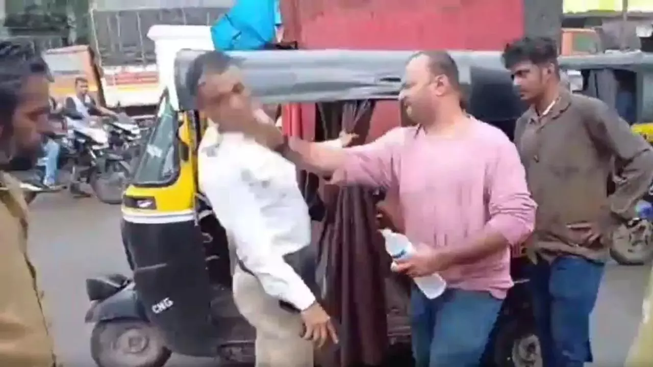 VIDEO: ऑटो ड्राइवर लड़की से कर रहा था छेड़छाड़, पुलिसकर्मी ने रोका तो मारा थप्पड़ VIDEO: ऑटो ड्राइवर लड़की से कर रहा था छेड़छाड़, पुलिसकर्मी ने रोका तो मारा थप्पड़