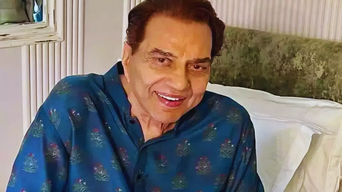 धर्मेंद्र ने शाहरुख खान संग पुरानी यादें ताज़ा कर साझा की तस्वीर , बोले- बेटे ही हैं ये सब