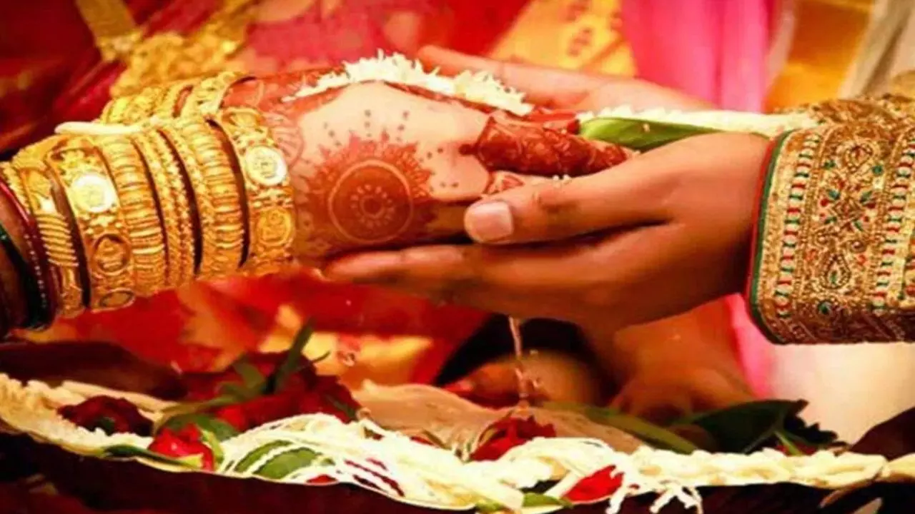 चुपके से गया था प्रेमिका से मिलने, रंगेहाथ पकड़ाया तो...