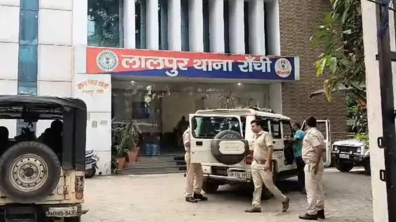 रांची के थाने में दो युवकों ने काटा बवाल, ASI के साथ भी की मारपीट