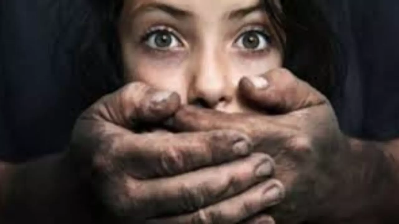 लड़की को प्यार के जाल में फंसाया,  बेचने ही वाला था कि पहुंच गई पुलिस
