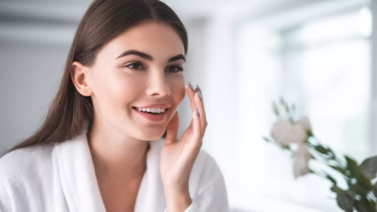 Anti-Aging Skin: इन फलों को खाने से 40 की उम्र में भी दिखेंगी जवां, आज ही करें डाइट में शामिल