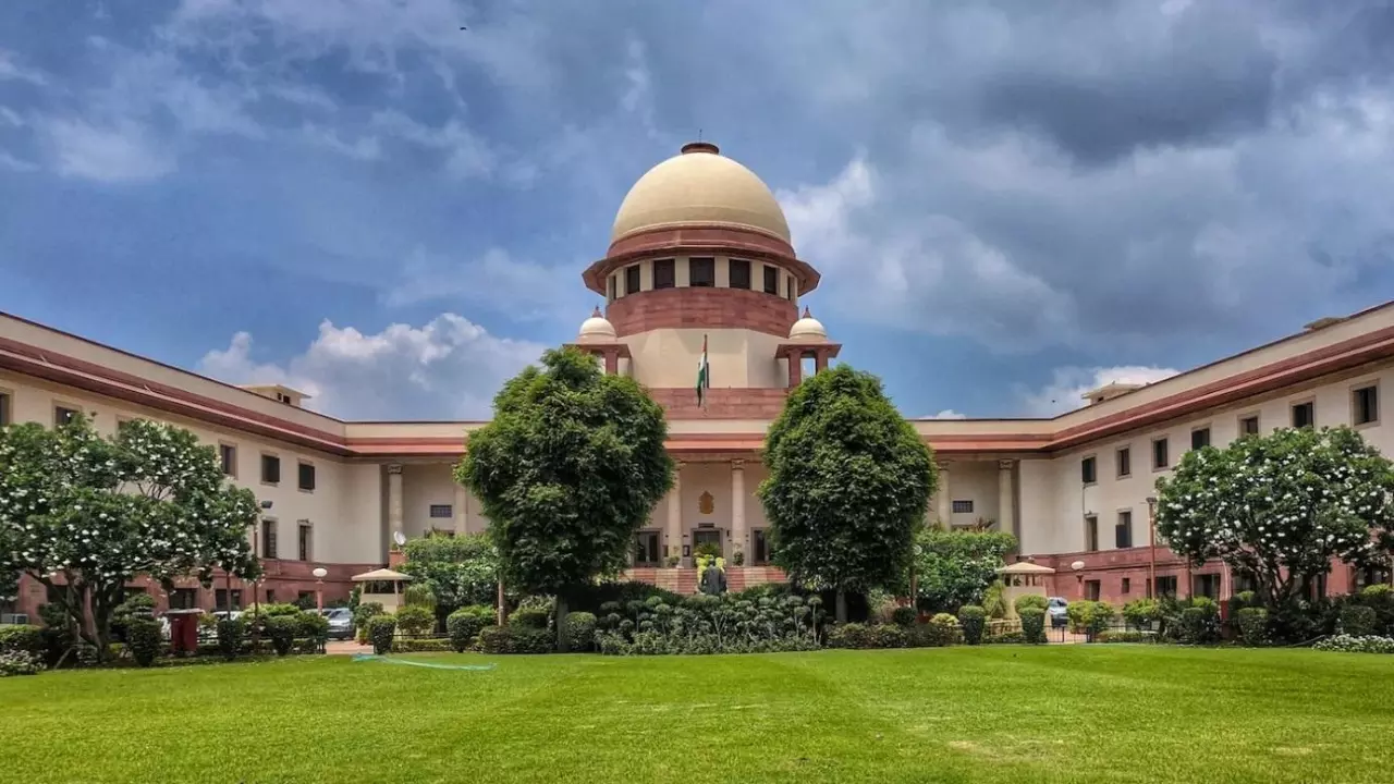 यूपी शिक्षक भर्ती मामला: सुप्रीम कोर्ट ने HC के आदेश पर लगाई रोक, योगी सरकार से मांगा जवाब
