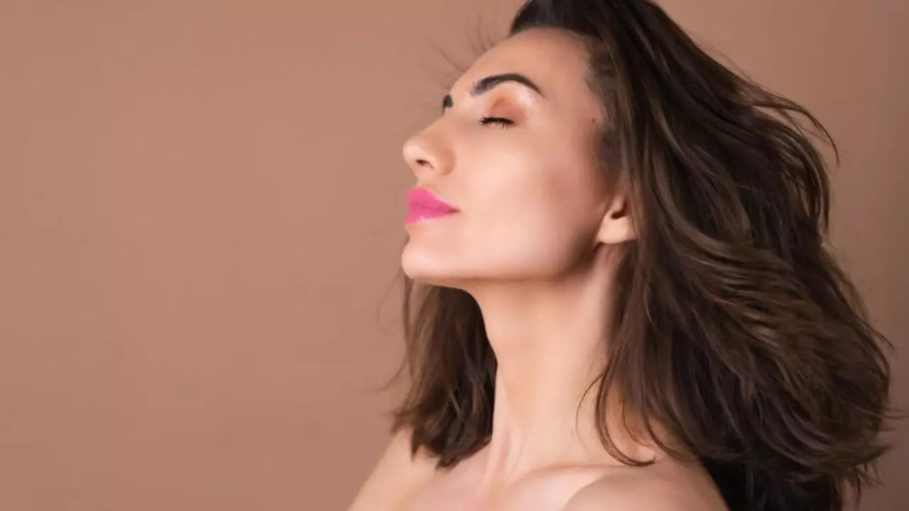 पाना चाहते हैं ग्लोइंग स्किन और कम वजन? तो गर्म पानी में डालें ये जादूई चीज, पीते ही हफ्तों में दिखेगा फर्क!