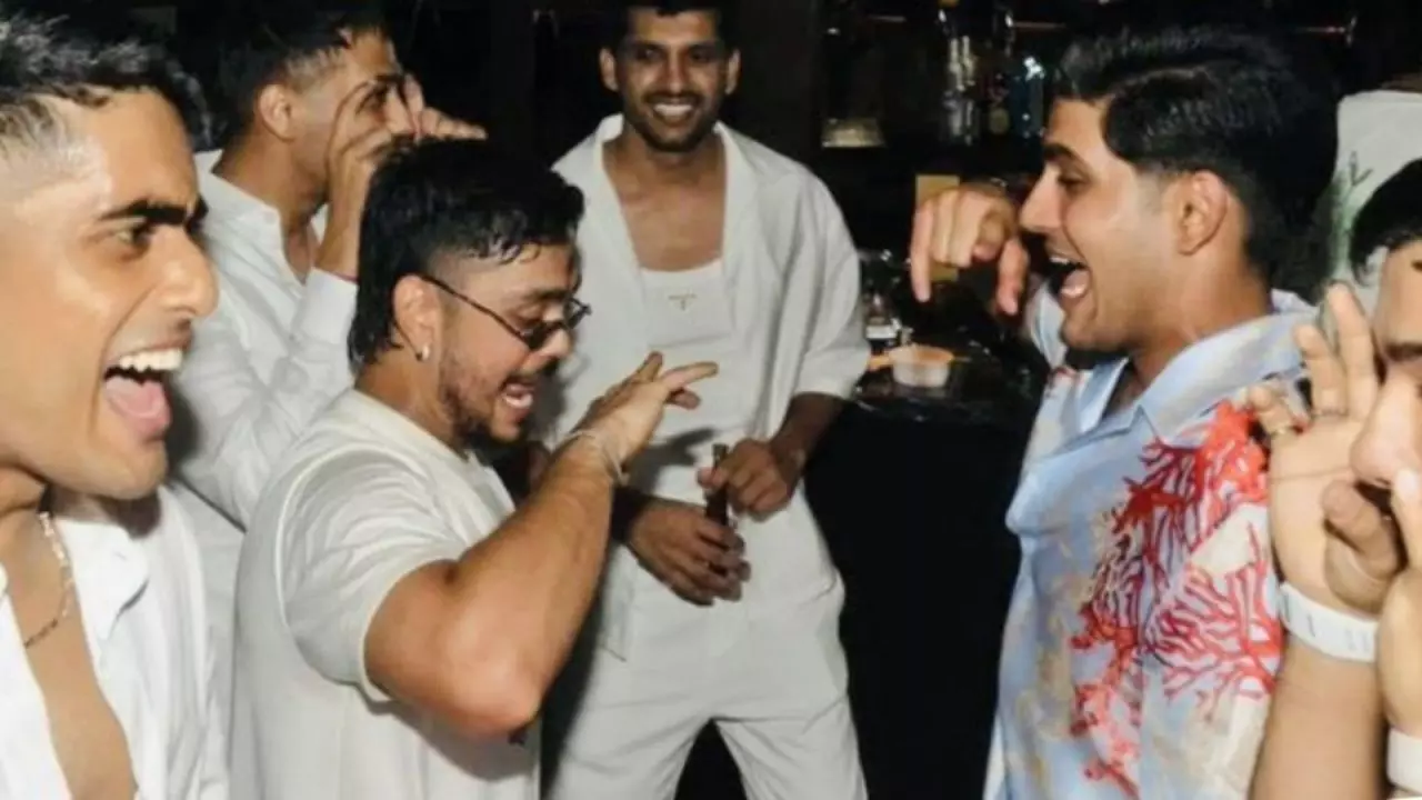 शुभमन गिल का बर्थडे और दोस्त ईशान किशन ने सेट कर दिया माहौल, देखें वीडियो शुभमन गिल का बर्थडे और दोस्त ईशान किशन ने सेट कर दिया माहौल, देखें वीडियो