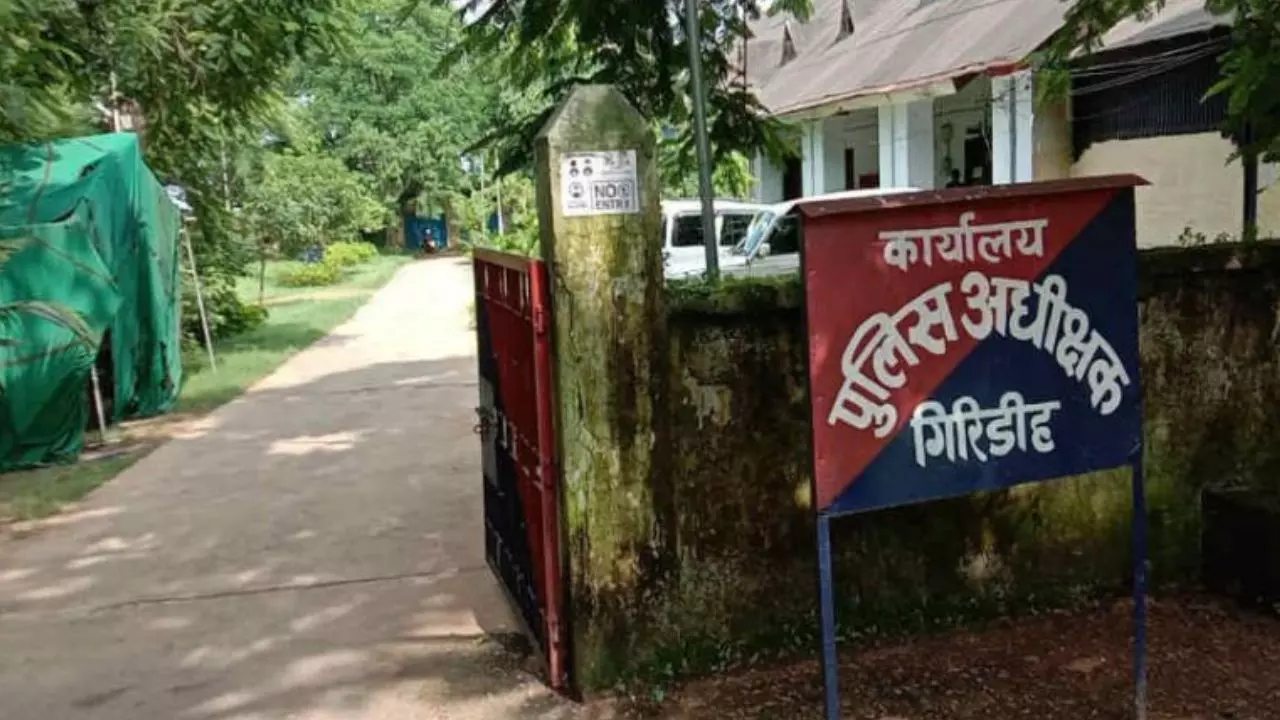 माहौल बिगाड़ने की साजिश! मंदिर के बाहर इस्लामिक झंडा लगाने पर बवाल