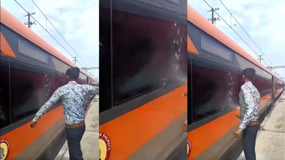 हथौड़े से चटका रहा था वंदे भारत ट्रेन का कांच, वीडियो हुई सोशल मीडिया पर वायरल तो अब मचा बवाल हथौड़े से चटका रहा था वंदे भारत ट्रेन का कांच, वीडियो हुई सोशल मीडिया पर वायरल तो अब मचा बवाल