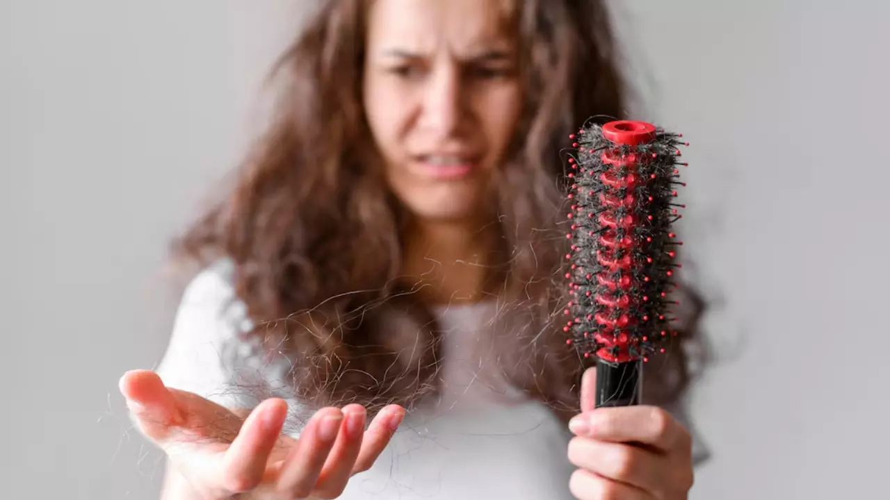 Menopause Problems: जानें क्यों मेनोपॉज में बढ़ जाता है हेयरफॉल? कैसे पाएं इस समस्या से छुटकारा
