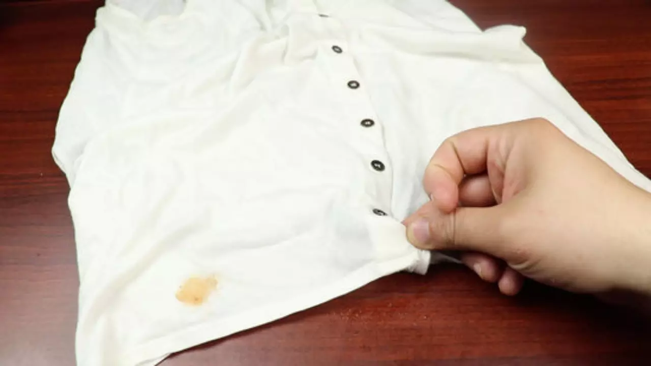 Cleaning Hacks: क्या आपके फेवरट व्हाइट कपड़े पर लग गया है दाग? इन हैक्स से करें साफ
