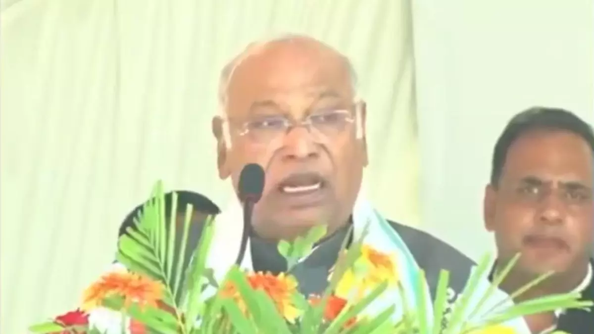 जम्मू-कश्मीर में बोले खड़गे, चुनाव जीते तो पर्यटन, विनिर्माण और इंटर्नशिप क्षेत्र पर होगा हमारा फोकस