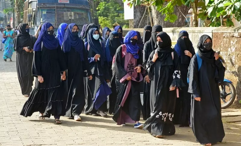 इस इस्लामिक देश में महिलाओं के हिजाब पहनने पर लगी रोक, नियम न मानने पर भरना पडे़गा लाखों का जुर्माना