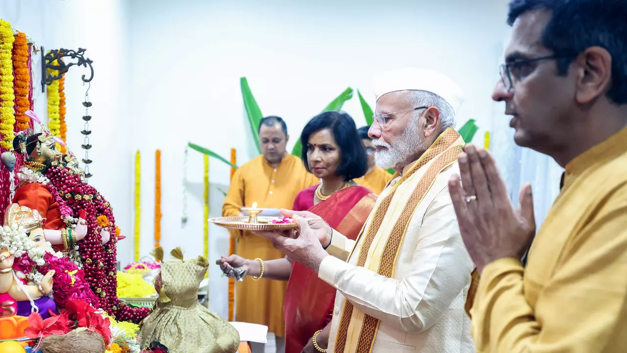 क्या अब हमें मिलेगा न्याय?, चीफ जस्टिस के घर पीएम मोदी के जाने पर भड़का विपक्ष, भाजपा ने दी सफाई