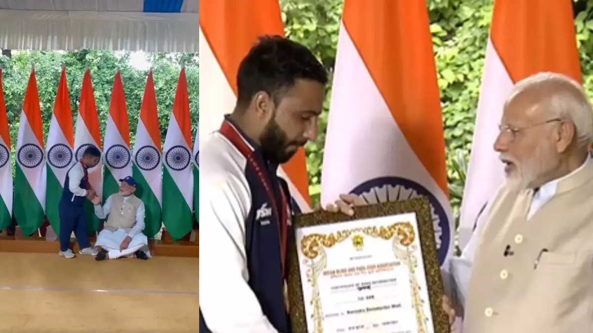 पैरालंपिक पदक वीरों से PM मोदी ने की मुलाकात, जमीन पर बैठकर PM ने जैवलीन थ्रोअर के हाथों पहनी टोपी