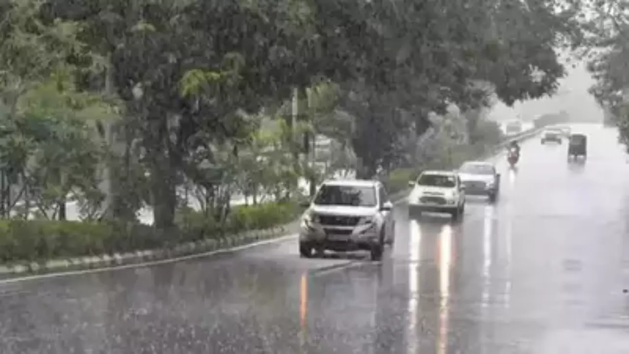 दिल्ली में रातभर बारिश से जलभराव, कई राज्य में बाढ़ जैसे हालात, पढ़िए  IMD का ताजा अपडेट