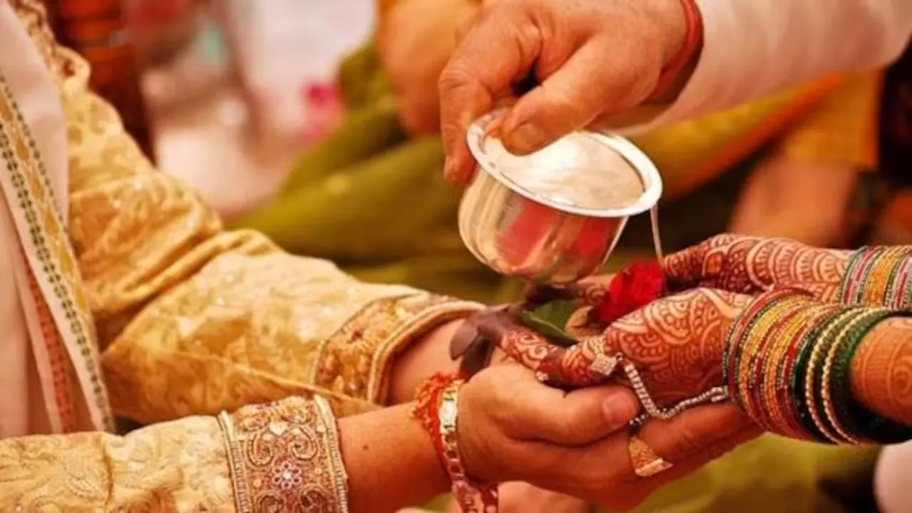 हेल्पलाइन पहुंची दुल्हन, कहा मैं लड़की नहीं हूं, मेरी तो...