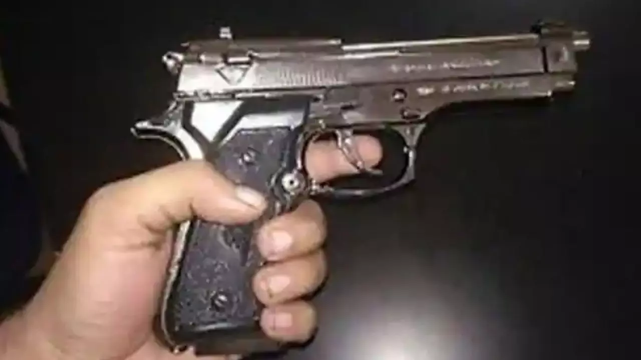 कॉलेज के बाहर छात्राओं पर तानी पिस्टल, फिल्मी स्टाइल में किया प्रपोज