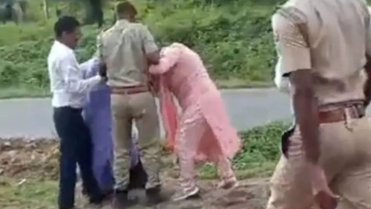 बुलडोजर लेकर गई तो थी अतिक्रमण हटाने, खुद पिट कर आ गईं SDM मैडम