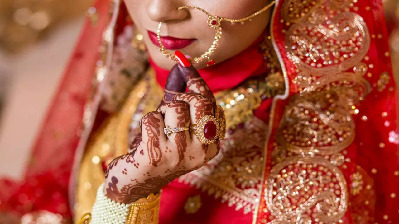 पहले ससुराल वालों को किया बेहोश, बाइक पर सवार फरार हुई दुल्हन, अब जगह-जगह हो रही तलाश