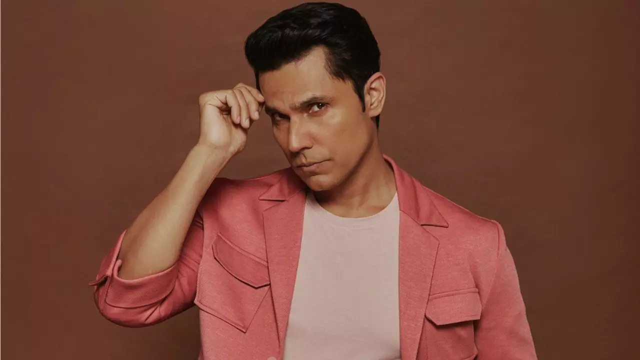 आम लोगों की भीड़ में लालबागचा राजा के दर्शन करने पहुंचे Randeep Hooda, नहीं लिया वीआईपी ट्रीटमेंट
