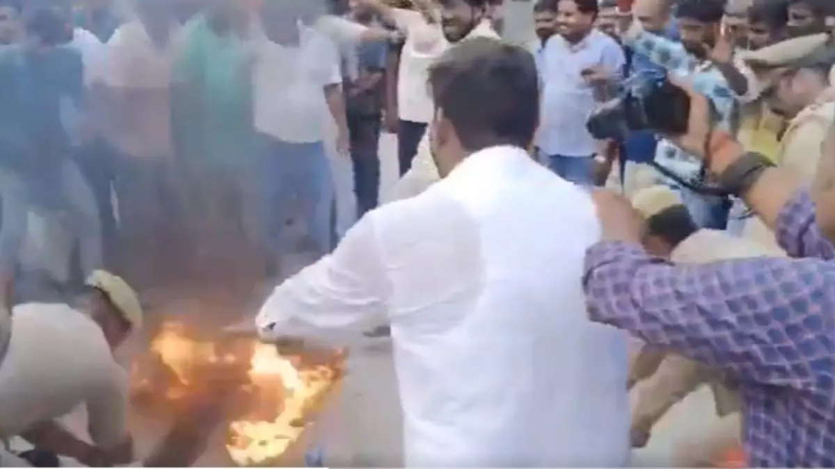 UP : अखिलेश यादव का जला रहे थे पुतला, खुद जल गए बीजेपी कार्यकर्ता; देखें VIDEO