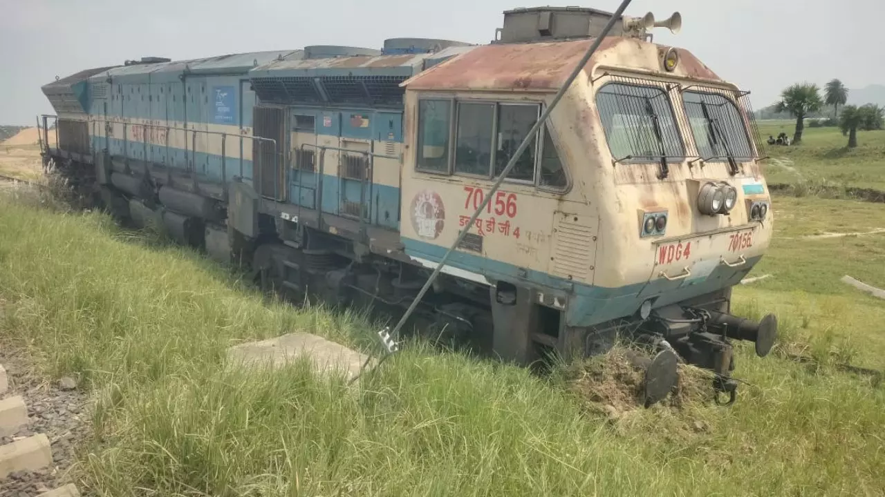 अरे! ये क्या? पटरी छोड़कर खेत में दौड़ने लगा ट्रेन का इंजन