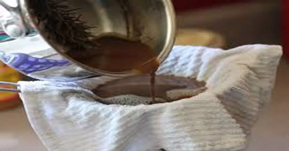 रूखे बालों के लिए घर पर बनाएं आंवले का शैम्पू