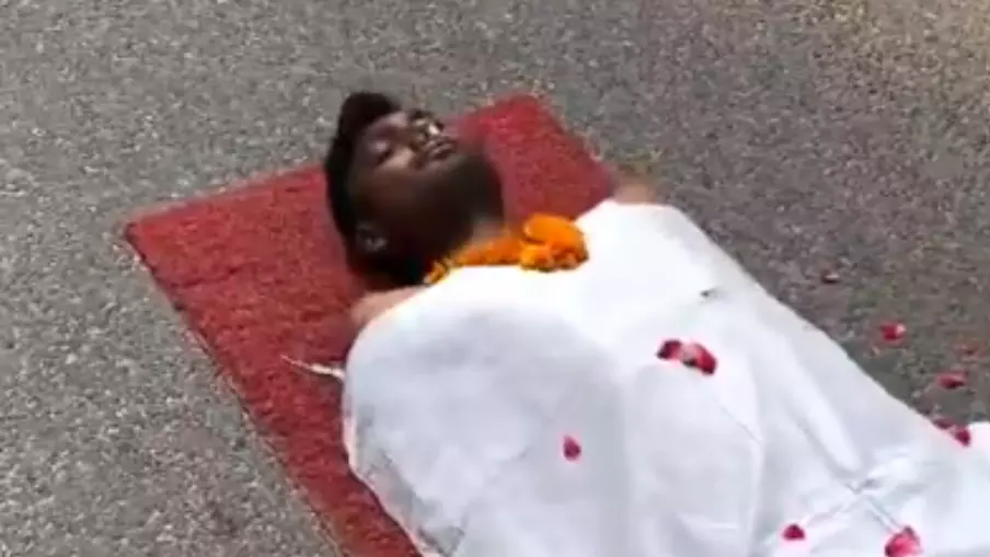 सड़क पर मरने की एक्टिंग, पुलिस ने लगाई वाट, REEL बनाना युवक को पड़ा भारी