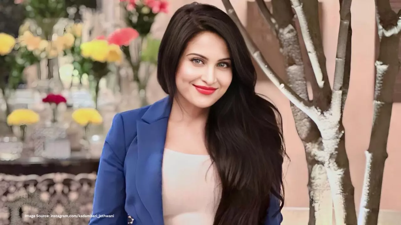 कौन हैं डॉक्टर से एक्ट्रेस बनीं कादंबरी जेठवानी? जिसने एक साथ 3 IPS अफसर को कराया सस्पेंड