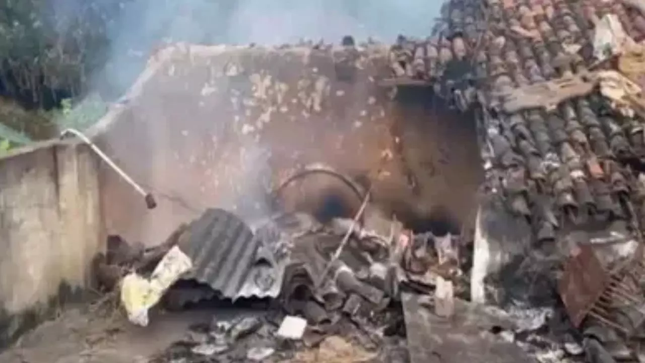 जंगल में लटका देखा शव, गांव में आकर लोगों ने फूंक दिया विरोधी का घर, हुआ बवाल