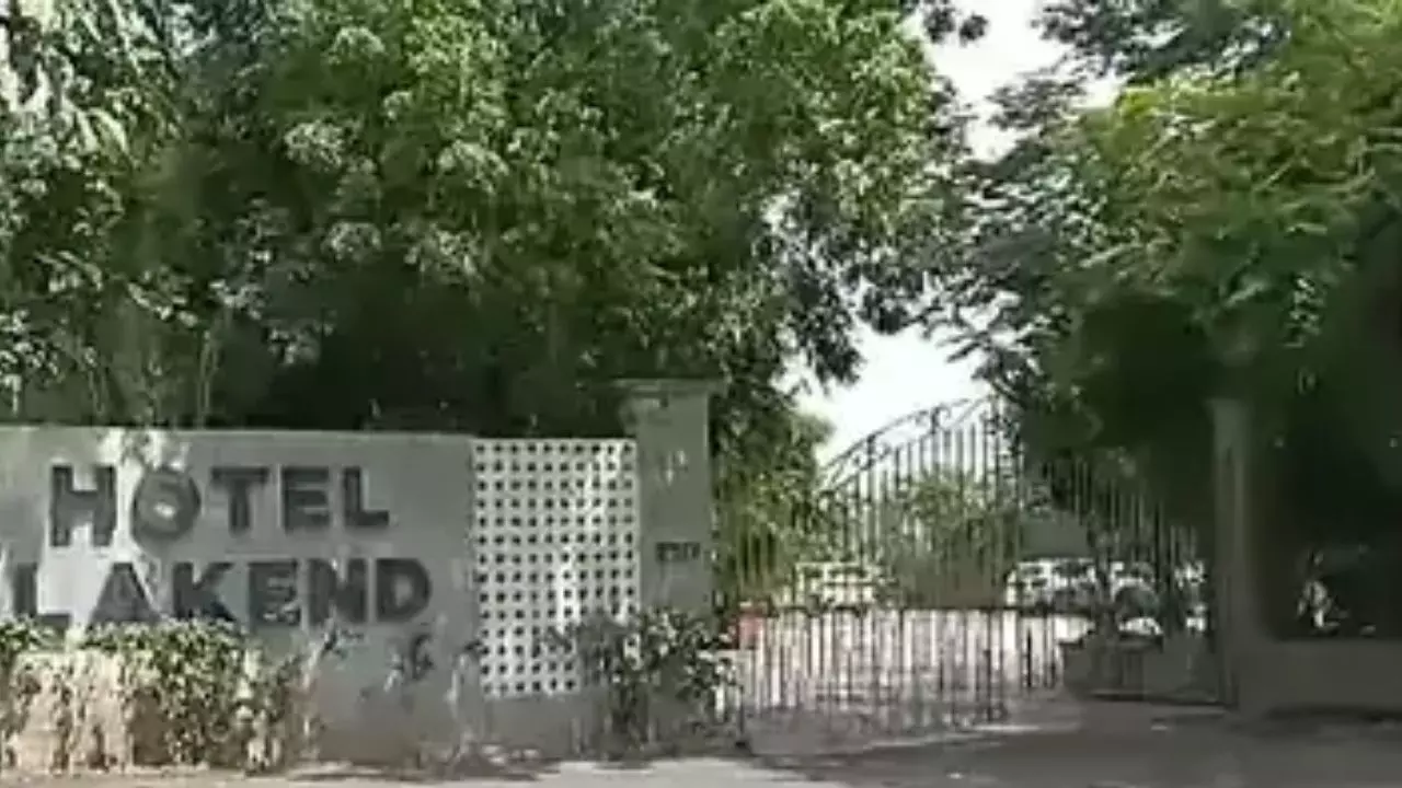 फोन पर लगा था वेटर, शेफ ने कहे अपशब्द तो पेट में घोंप दिया चाकू