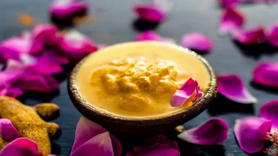 उबटन से त्वचा में आएगा निखार, घर पर ऐसे बनाएं