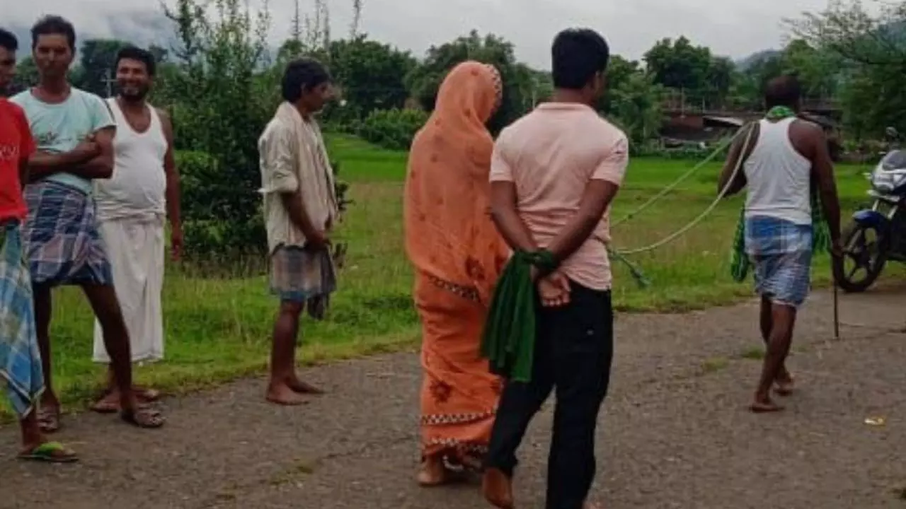 शादीशुदा होने के बावूजद फरमा रहे थे इश्क, लोगों ने प्रेमी जोड़े को दी ये सजा