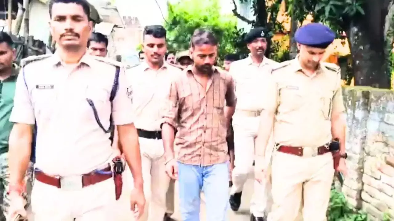 पूर्व CM के घर में आग लगाई, पुलिस पहुंची करने लगा फायरिंग; जानें क्या है मामला