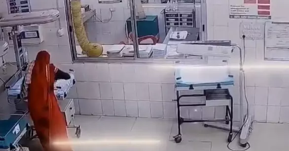 बिहार के बेगूसराय अस्पताल से गायब हुआ नवजात, एसएनसीयू वार्ड के सीसीटीवी में कैद हुई महिला की हरकत बिहार के बेगूसराय अस्पताल से गायब हुआ नवजात, एसएनसीयू वार्ड के सीसीटीवी में कैद हुई महिला की हरकत