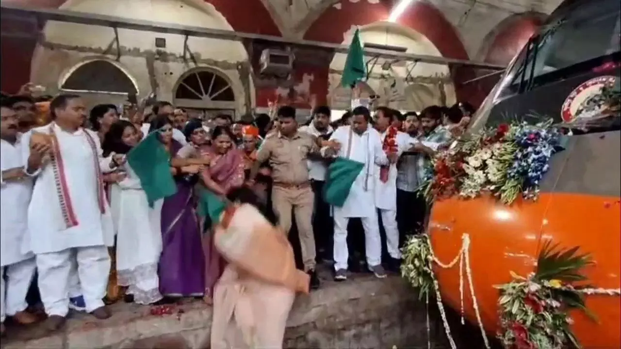 लो भाई हो गया उद्घाटन! वंदे भारत ट्रेन को हरी झंडी दिखाते वक्त BJP विधायक पटरियों पर गिरीं, VIDEO