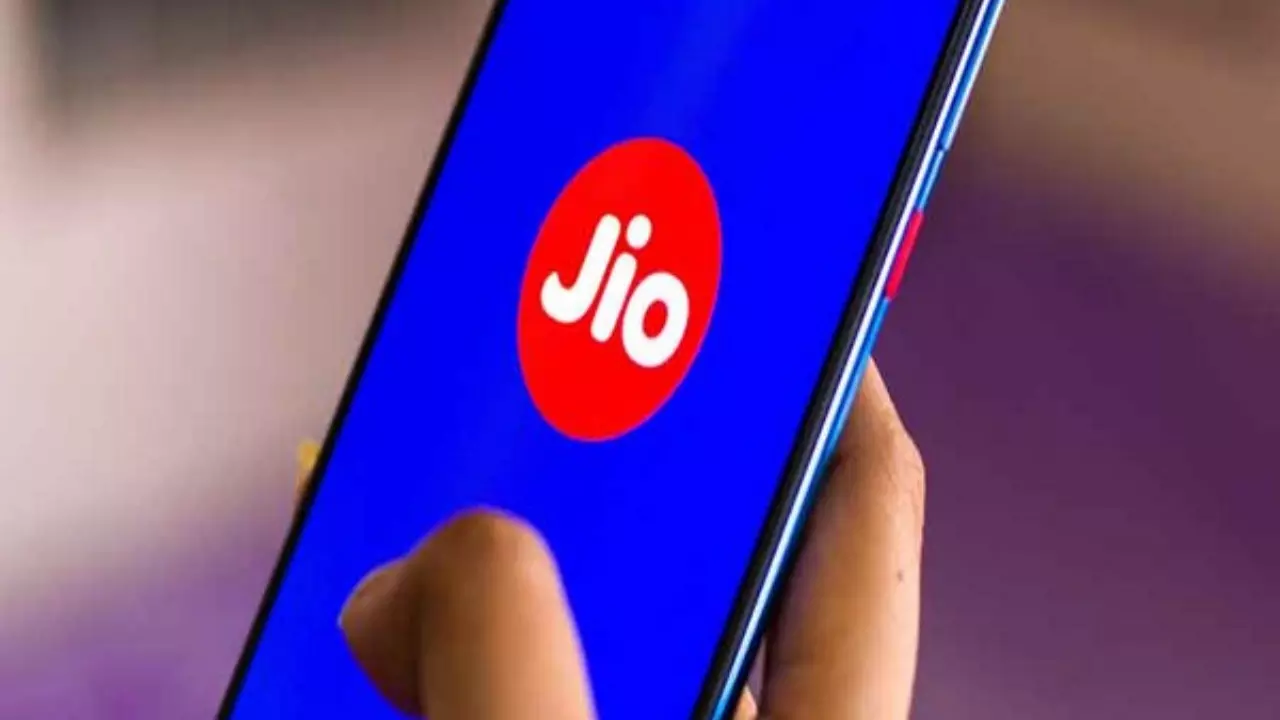 जियो के खराब नेटवर्क ने लोगों को किया परेशान, यूजर्स ने सोशल मीडिया पर लगा दी अंबानी की क्लास