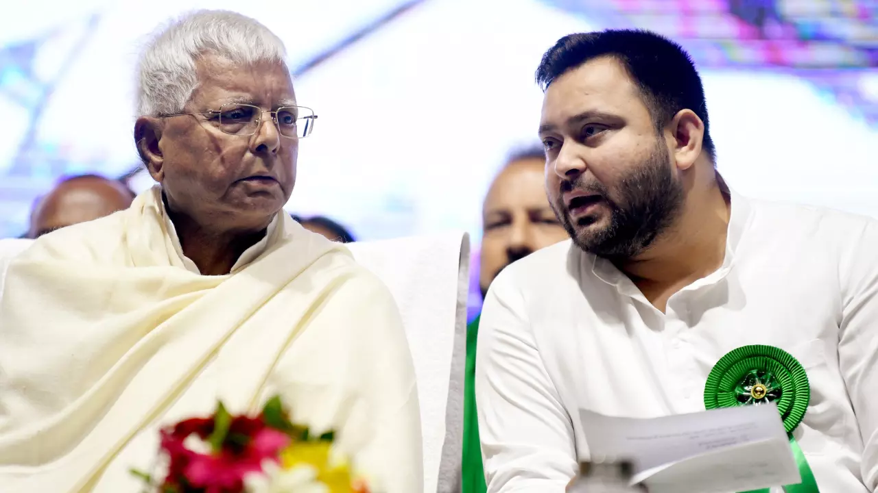 Land-for-Job Scam: लालू यादव, तेजस्वी और तेज प्रताप को राउज एवेन्यू कोर्ट का समन, 7 अक्टूबर को हाजिर होने का आदेश