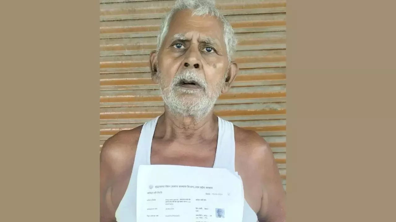 UP: साहब मैं जिंदा हूं..., खुद को जीवित साबित करने के लिए दर- दर भटक रहा बुजुर्ग