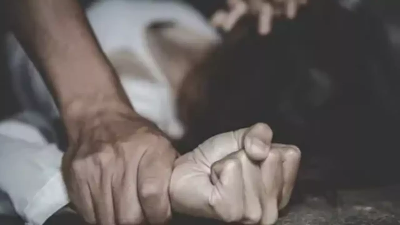 पति-पत्नी का रिश्ता हुआ शर्मसार, फ्रांसीसी व्यक्ति ने 50 लोगों से कराया पत्नी का रेप