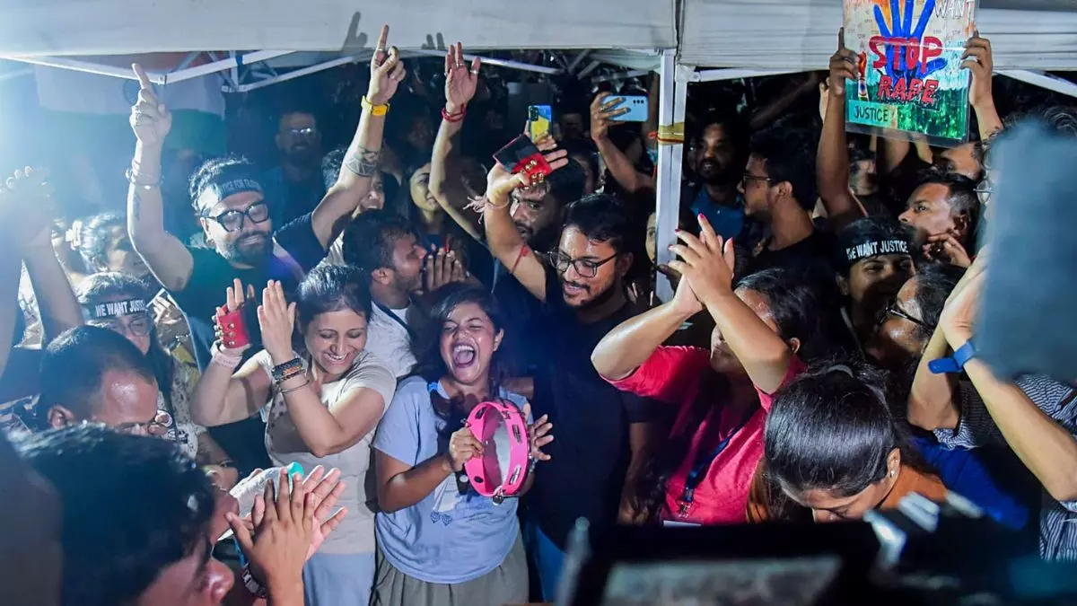 2 बैठक फिर भी संतुष्ट नहीं बंगाल के जूनियर डॉक्टर्स, विरोध प्रदर्शन वापसी नहीं लेने को तैयार; जानें क्या है उनकी मांगें?