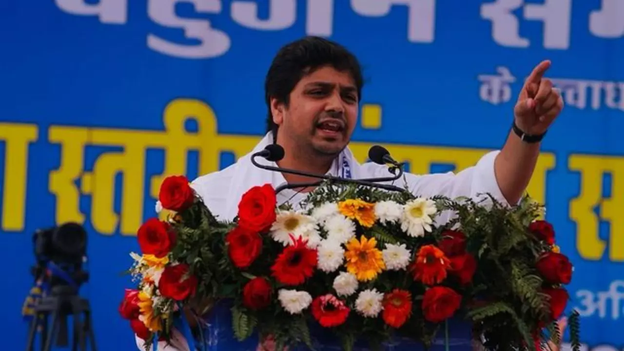 कौन है आकाश आनंद, मायावती को क्यों नहीं हो रहा है उत्तराधिकारी पर भरोसा?